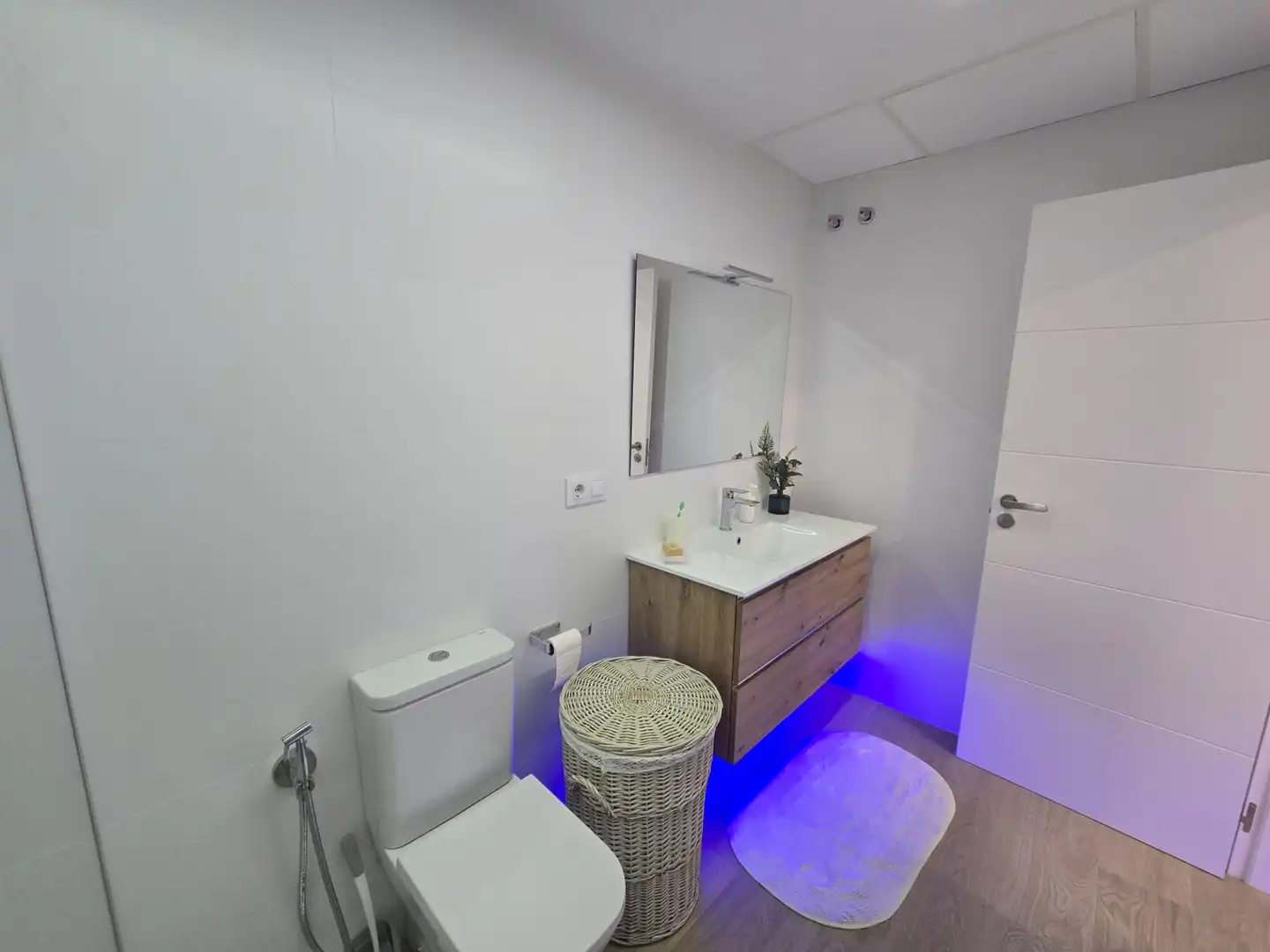 Bany de Apartament en venda en Vigo  amb Moblat, Forn i Microones