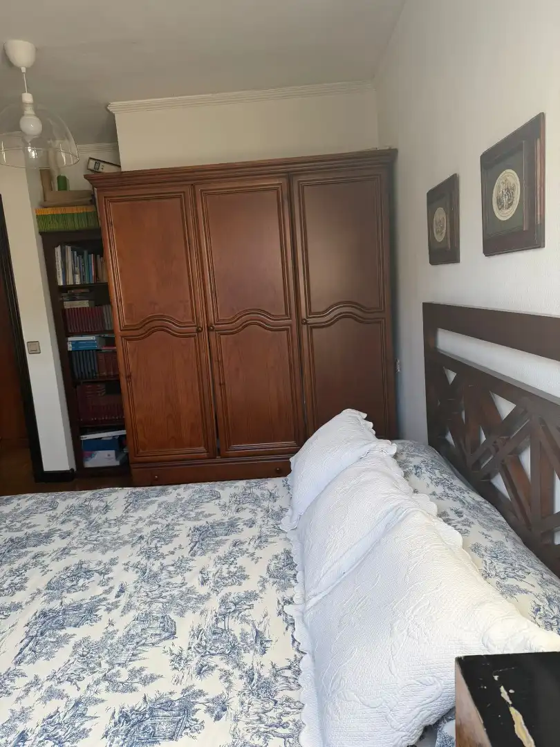 Dormitori de Dúplex en venda en Oviedo  amb Calefacció, Parquet i Moblat