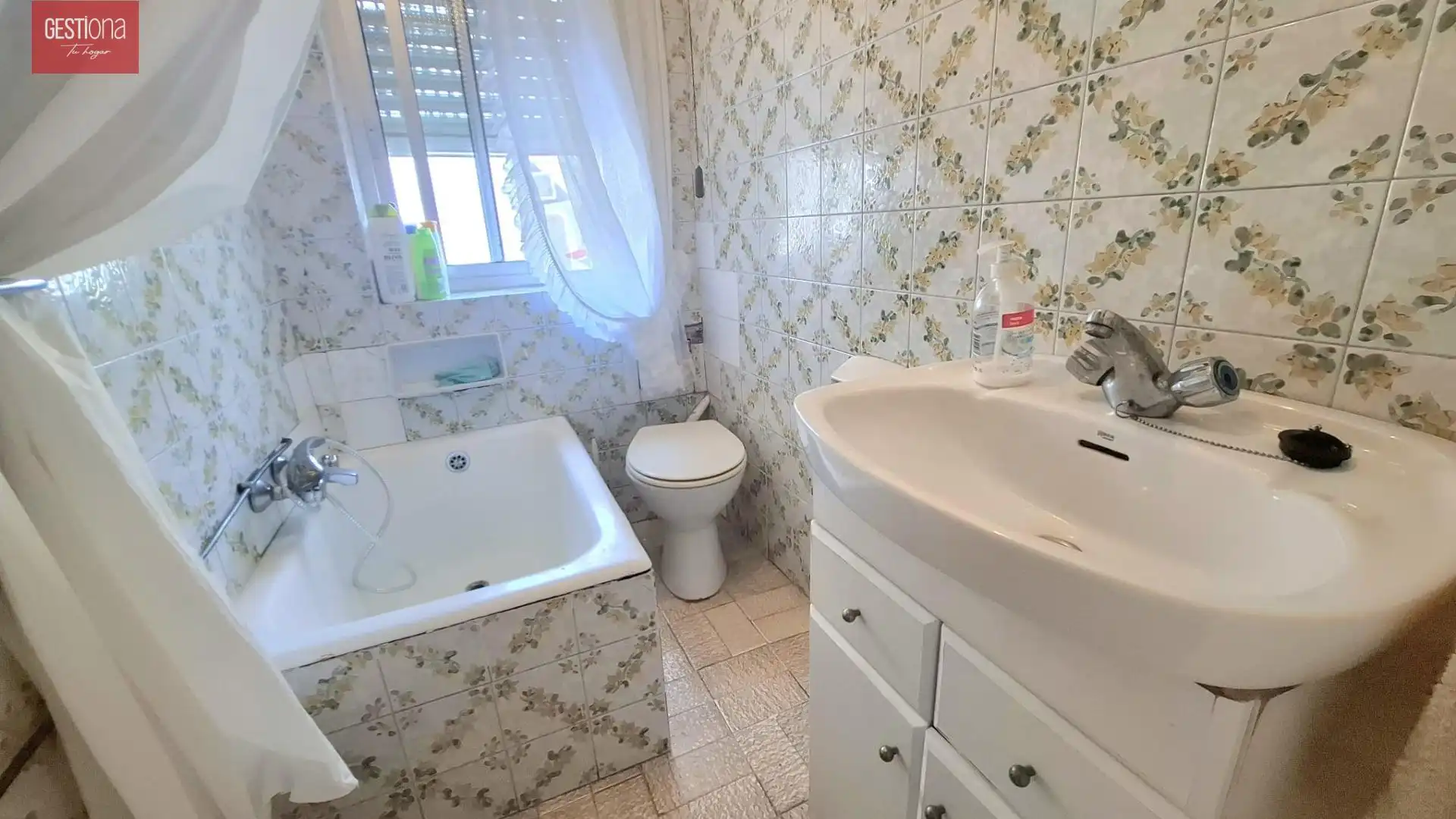 Baño de Piso en venta en Los Corrales de Buelna  con Calefacción, Trastero y Amueblado