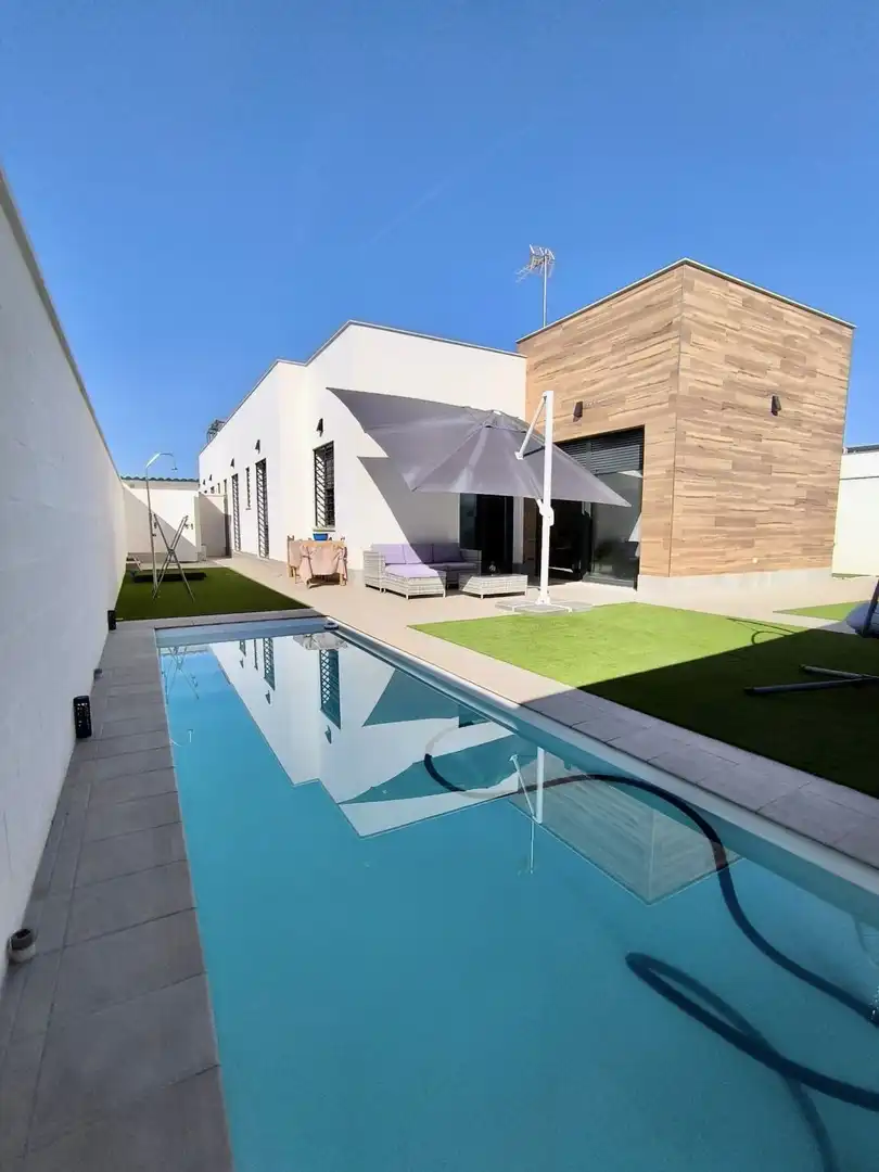 Piscina de Casa o chalet en venta en Umbrete con Aire acondicionado, Parquet y Trastero