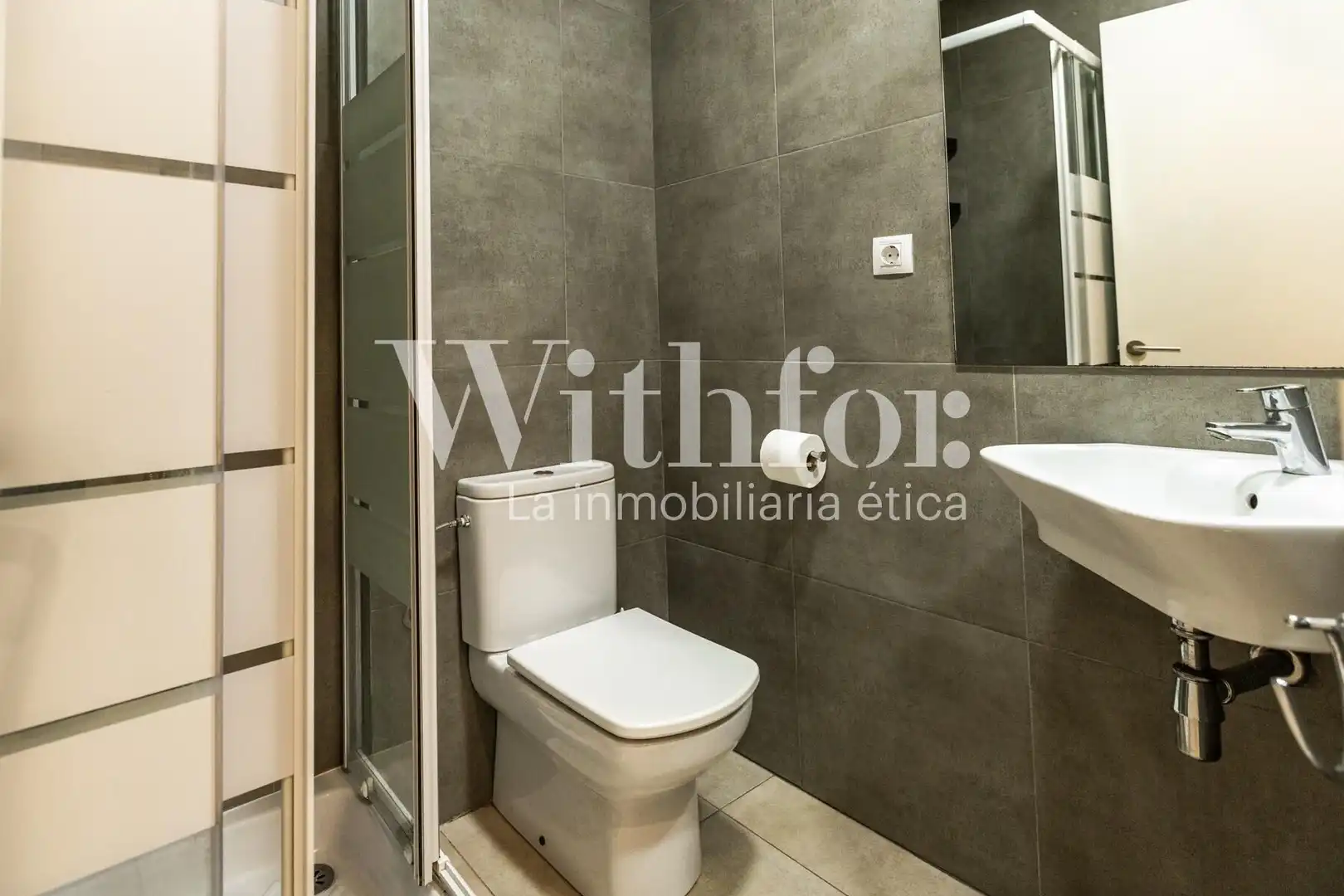 Bathroom of Flat for sale in Barcelona  with Air Conditioner, Heating and Balcony