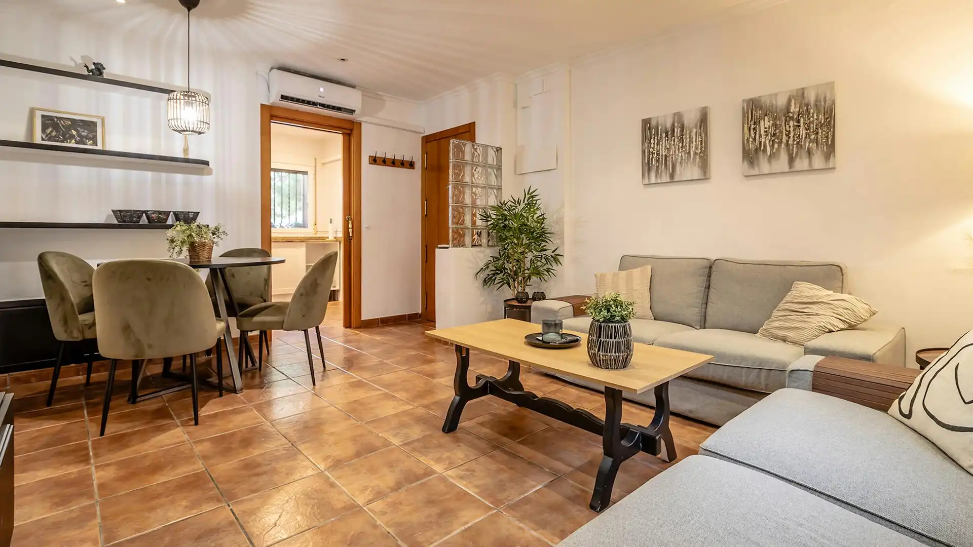 Sala de estar de Piso de alquiler en  Valencia Capital con Aire acondicionado, Calefacción y Jardín privado