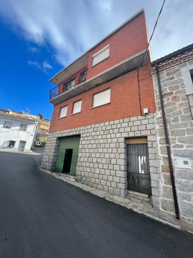 Vista exterior de Casa adosada en venta en Burgohondo con Terraza