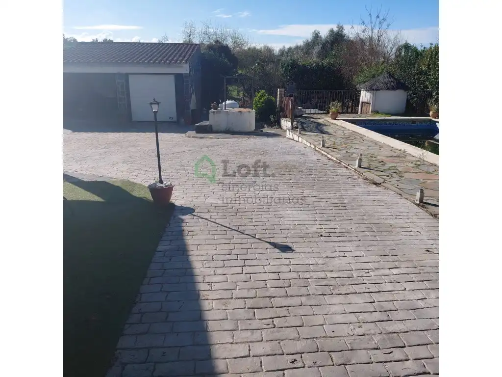 Vista exterior de Casa o xalet en venda en Badajoz amb Aire condicionat, Jardí privat i Piscina