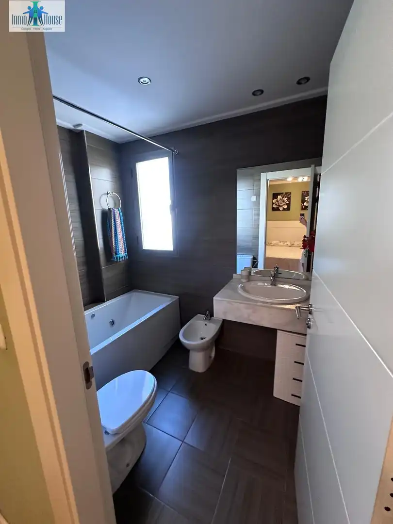 Baño de Casa adosada de alquiler en Albacete con Aire acondicionado, Calefacción y Parquet