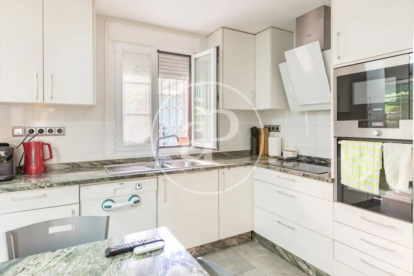 Cocina de Casa adosada en venta en Madrid con Aire acondicionado, Calefacción y Jardín privado