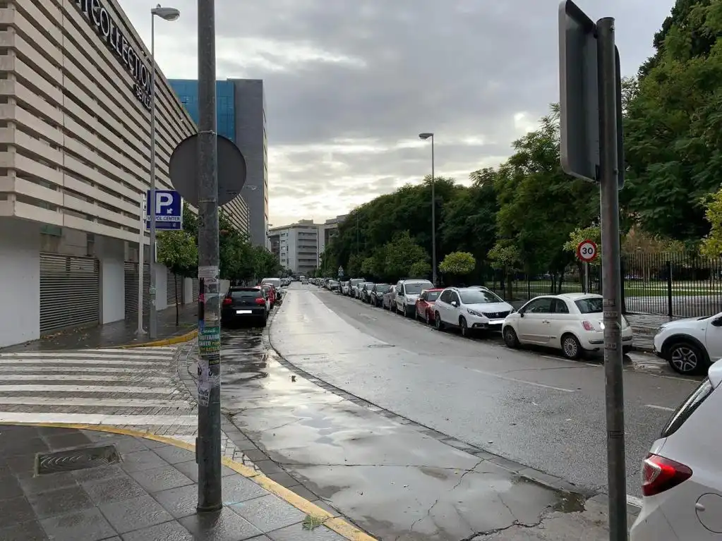 Aparcament amb ascensor en venda a Avenida de Diego Martínez Barrio 4, imagen 3