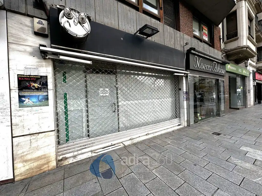 Vista exterior de Local en venda en  Logroño amb Aire condicionat