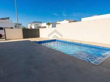 Xalet amb piscina en venda a Daya Nueva