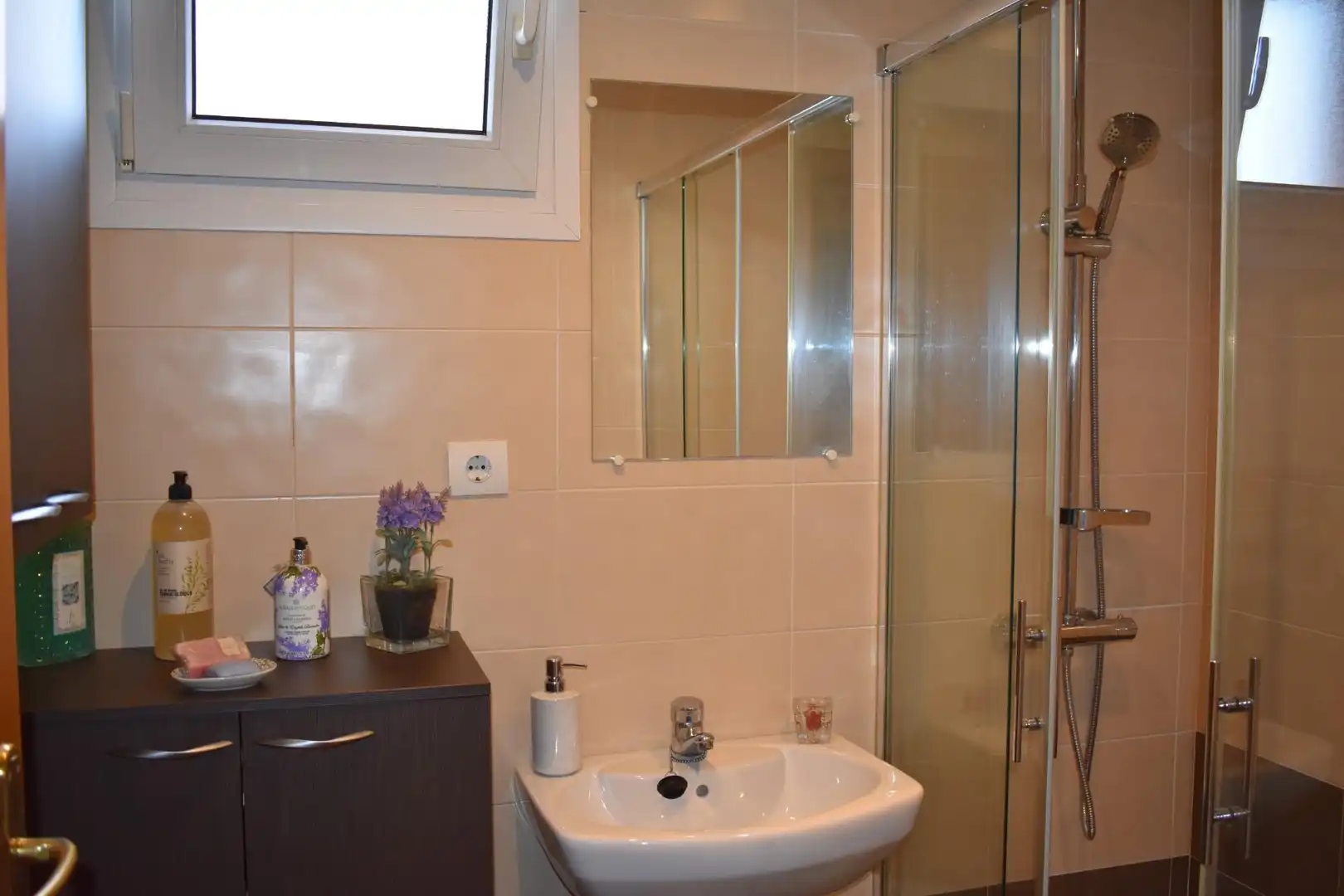 Badezimmer von Erdgeschoss zum Verkauf in Penagos mit Heizung, Privatgarten und Gemeinschaftspool