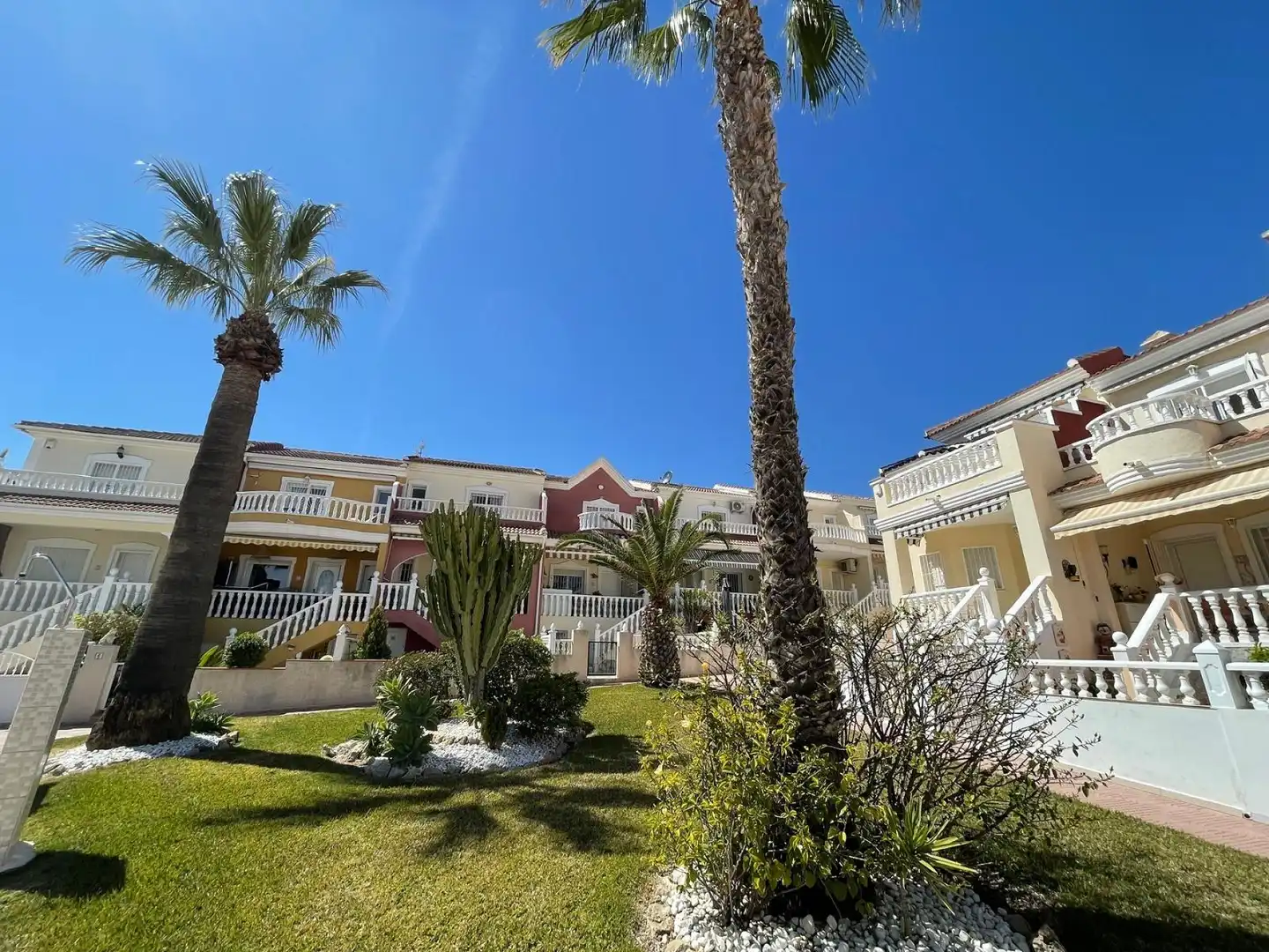 Vista exterior de Casa adosada en venda en Rojales amb Aire condicionat, Terrassa i Piscina