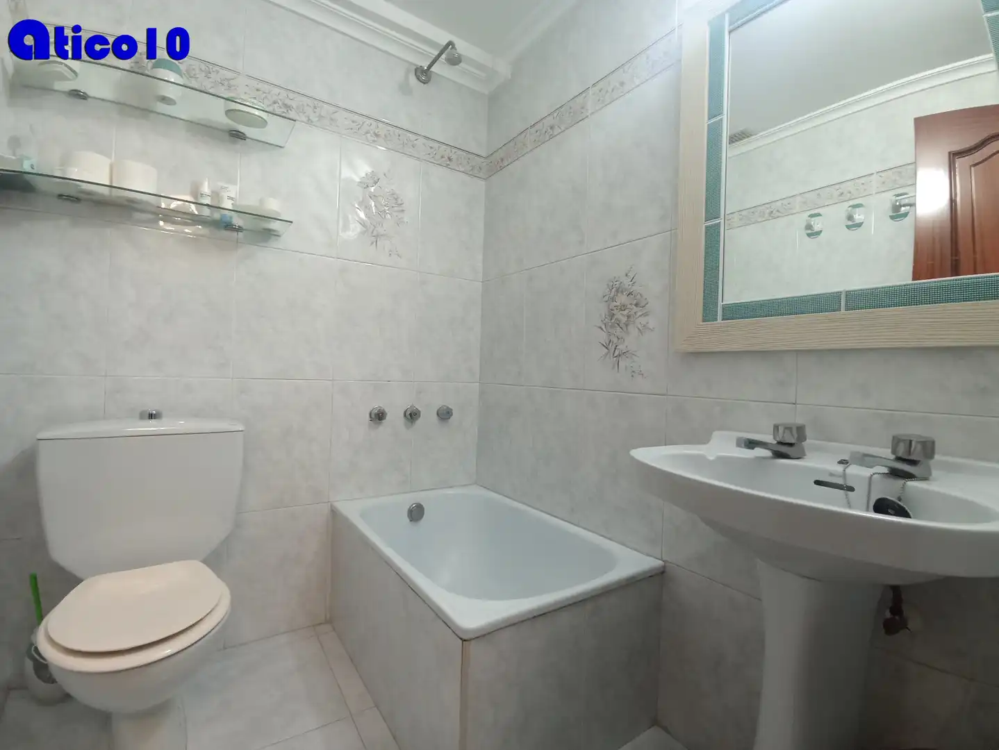 Baño de Piso en venta en Oviedo  con Calefacción, Parquet y Terraza