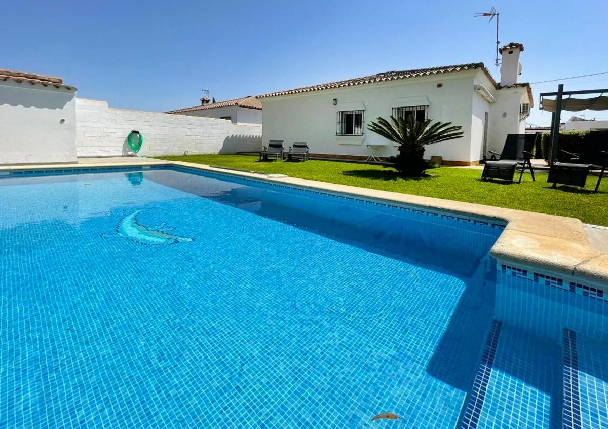Piscina de Casa o xalet en venda en Chiclana de la Frontera amb Aire condicionat, Jardí privat i Traster