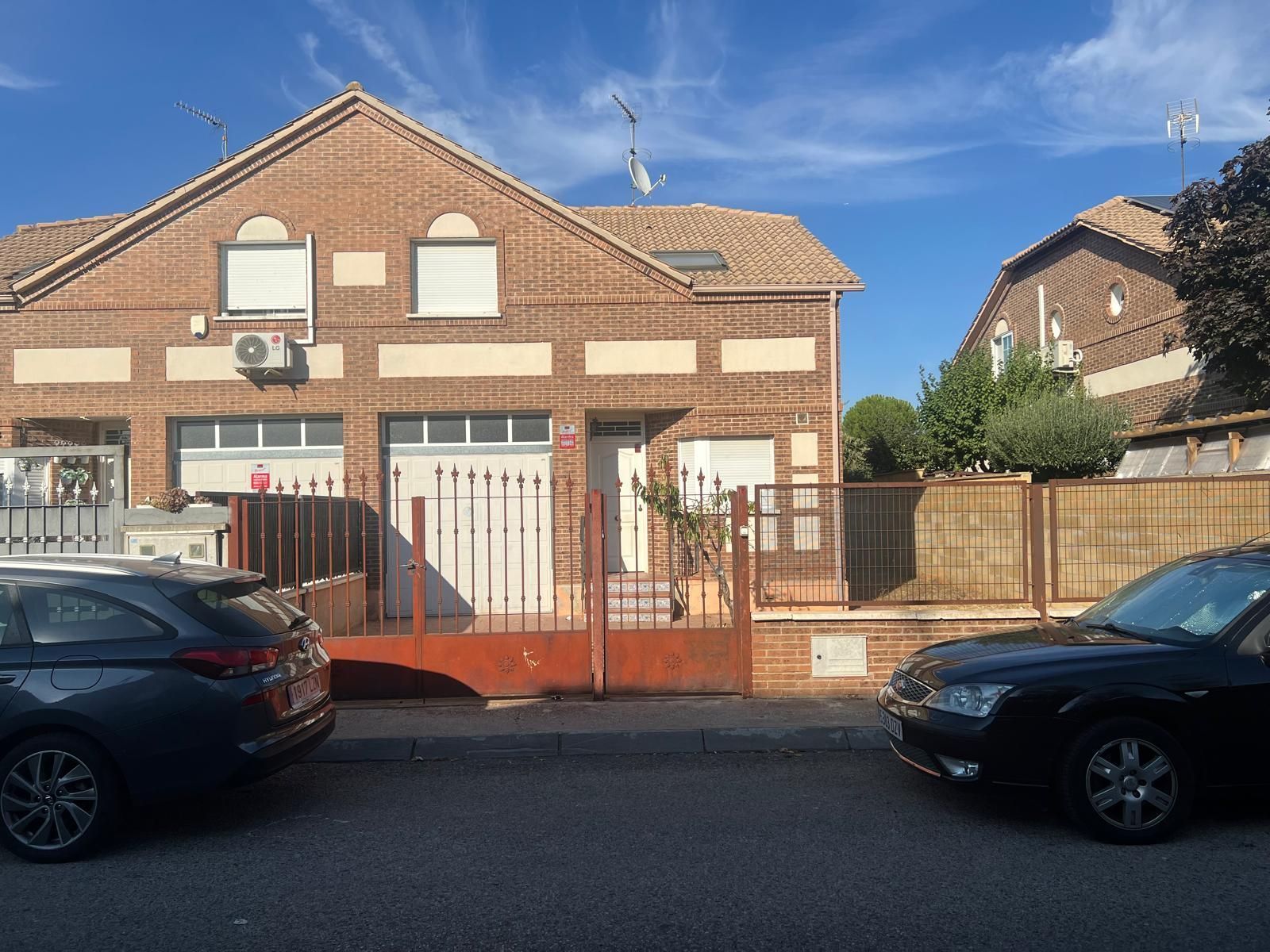 Exterior view of Single-family semi-detached for sale in Villanueva de la Torre  with Heating