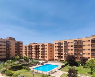 Swimming pool of Apartment to rent in  Madrid Capital  with Air Conditioner, Heating and Parquet flooring