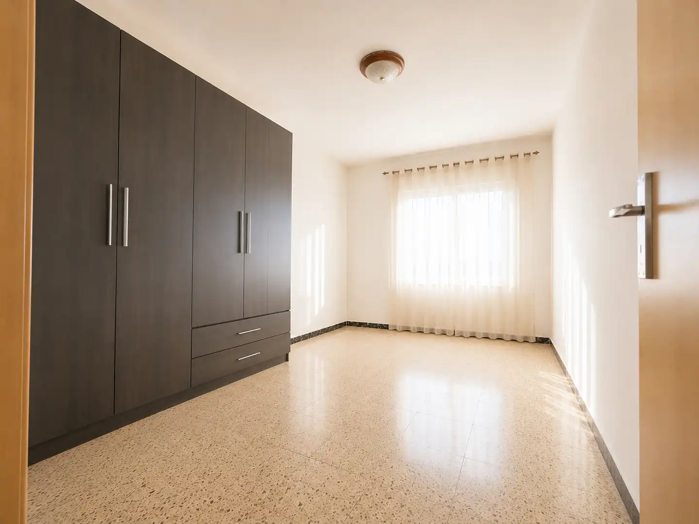 Schlafzimmer von Wohnung zum Verkauf in Santa Coloma de Gramenet mit Klimaanlage, Heizung und Balkon