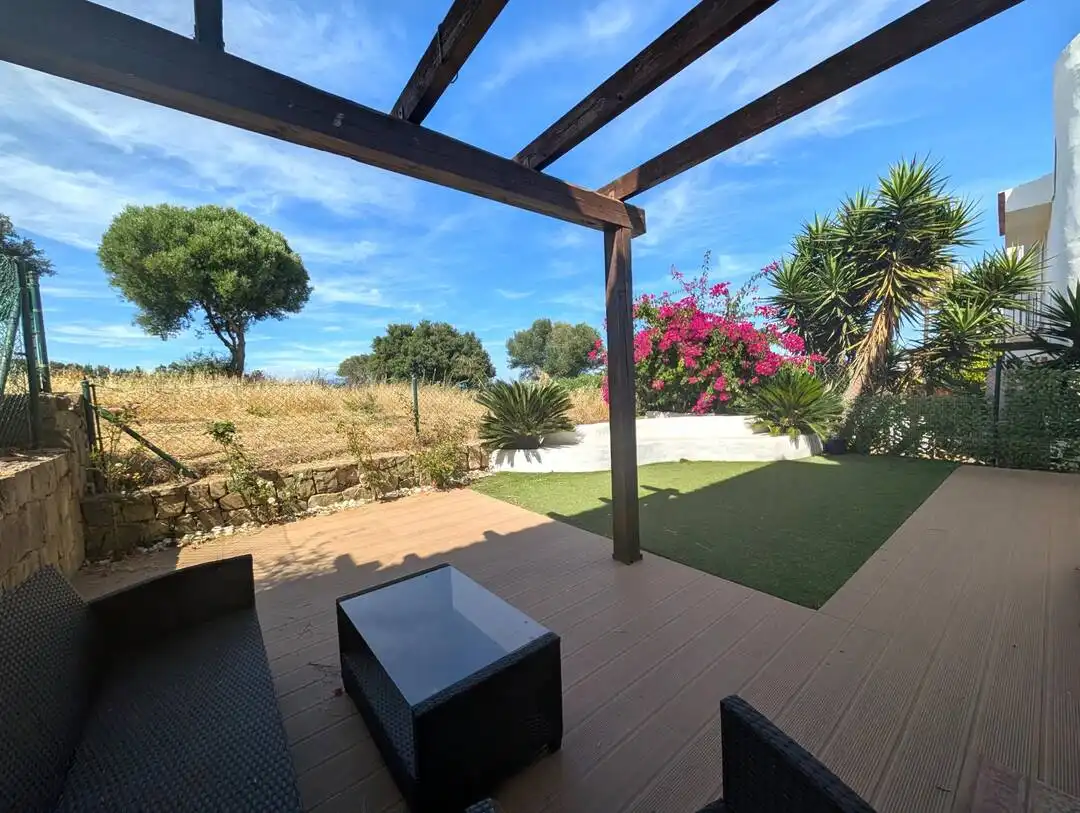 Terrasse von Einfamilien-Reihenhaus zur Miete in La Alcaidesa mit Klimaanlage, Heizung und Privatgarten