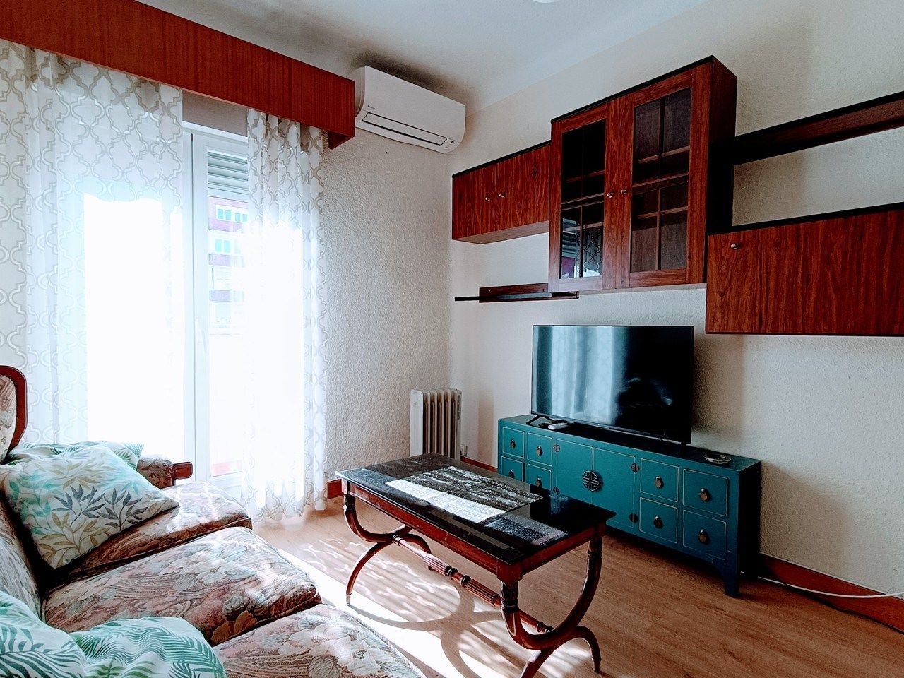 Sala d'estar de Pis de lloguer en  Madrid Capital amb Aire condicionat, Terrassa i Moblat