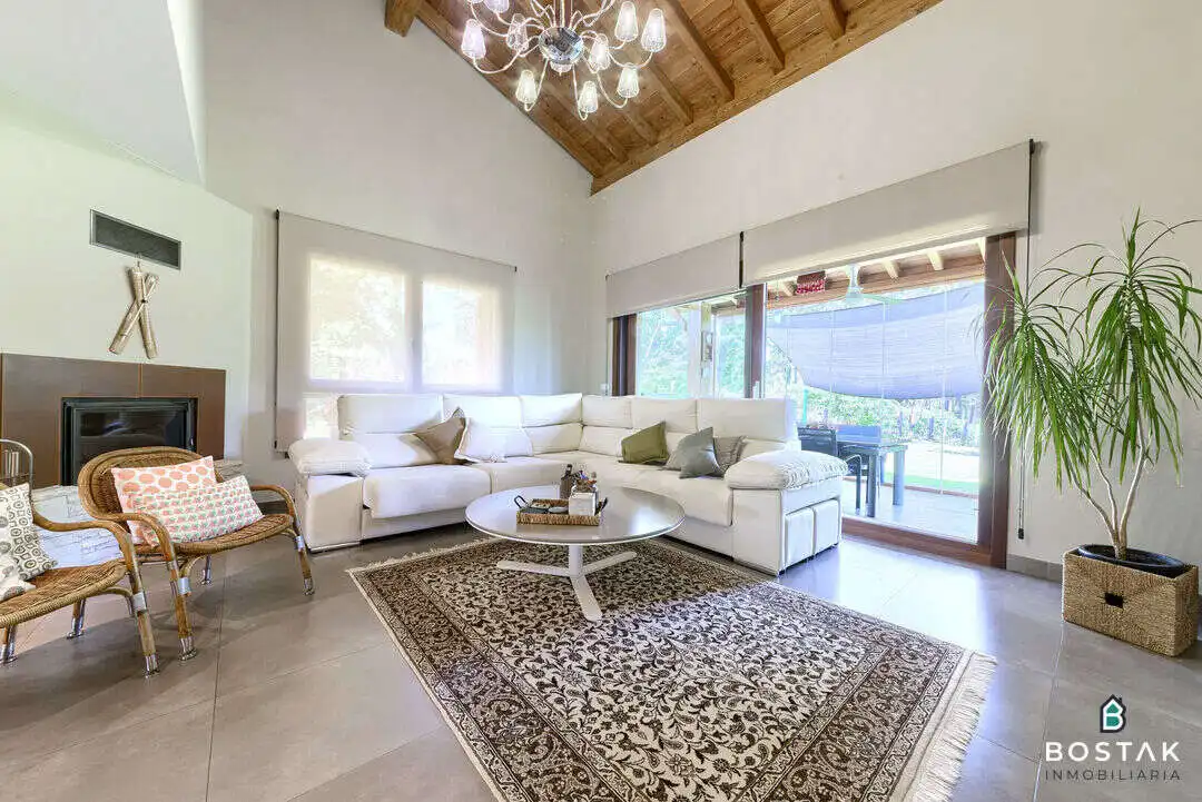 Country house with terrace for sale in Barrio Ergoien