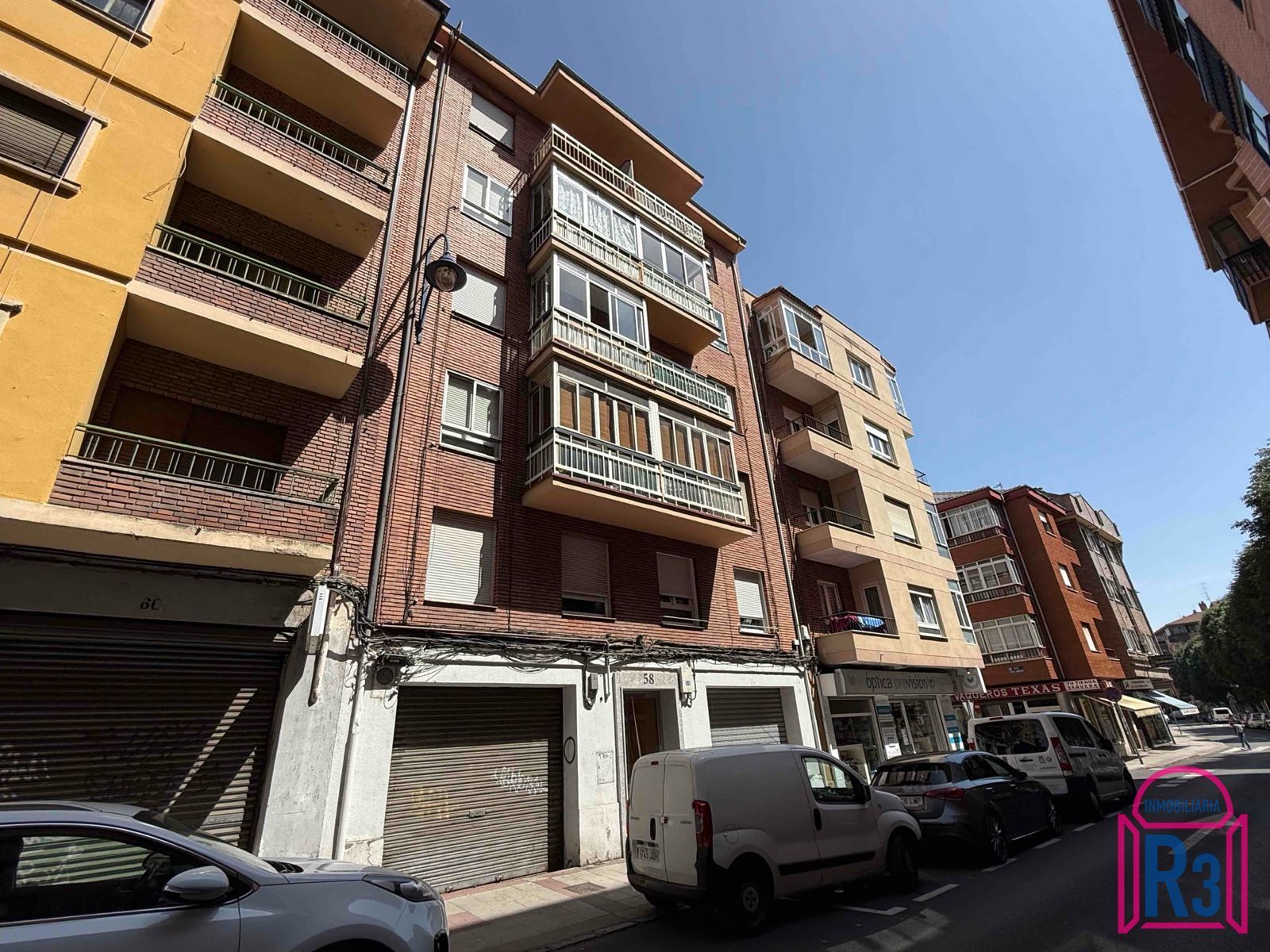 Exterior view of Flat to rent in León Capital   with Heating, Terrace and Furnished