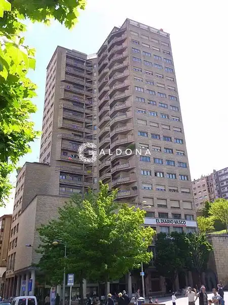 Vista exterior de Edifici en venda en Eibar