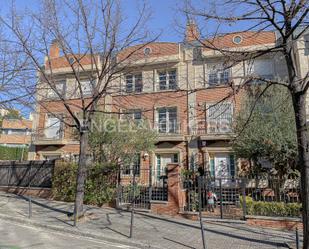 Exterior view of Single-family semi-detached for sale in  Barcelona Capital  with Air Conditioner, Terrace and Balcony