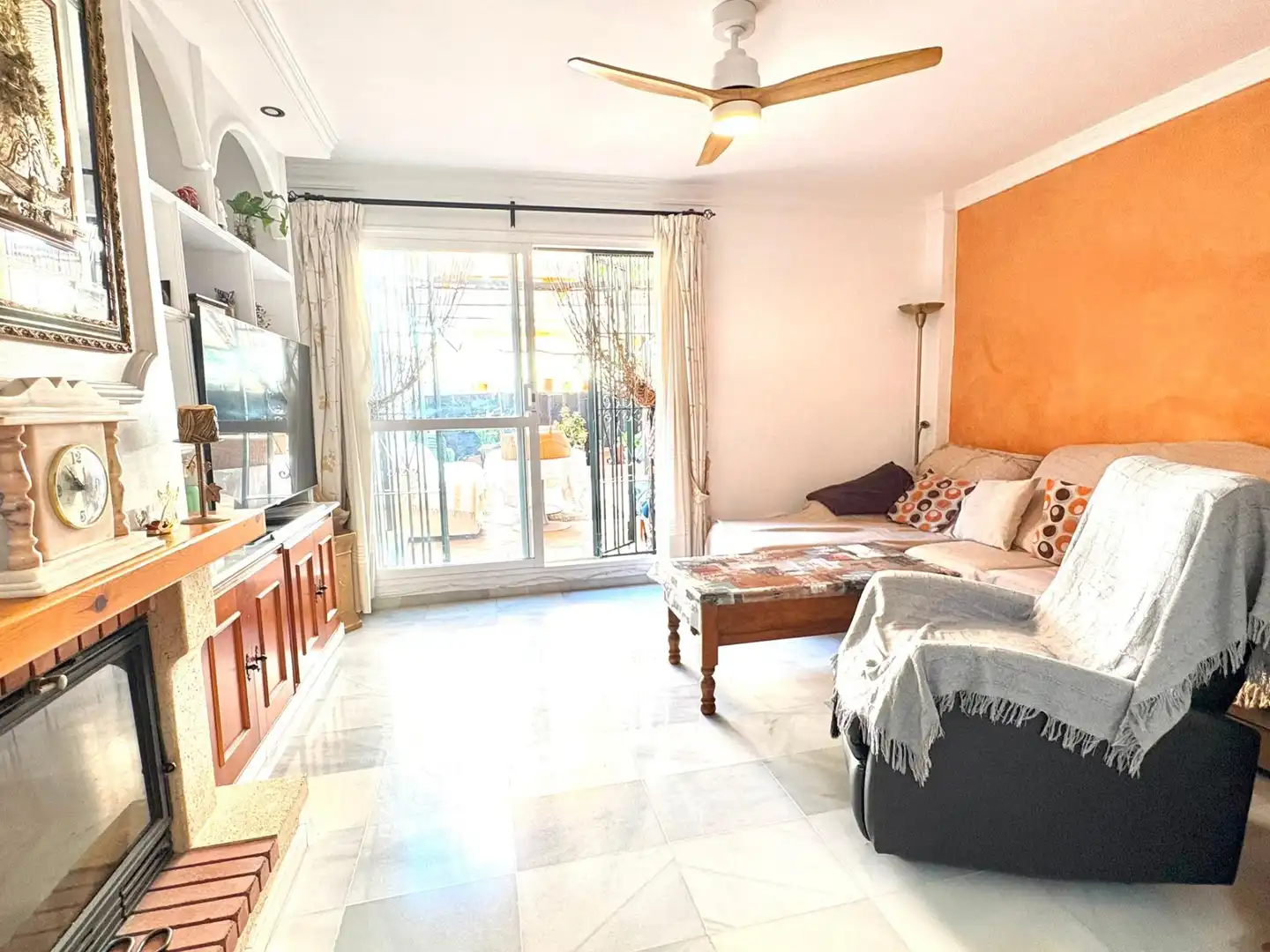 Schlafzimmer von Einfamilien-Reihenhaus zum Verkauf in Marbella mit Heizung, Terrasse und Balkon
