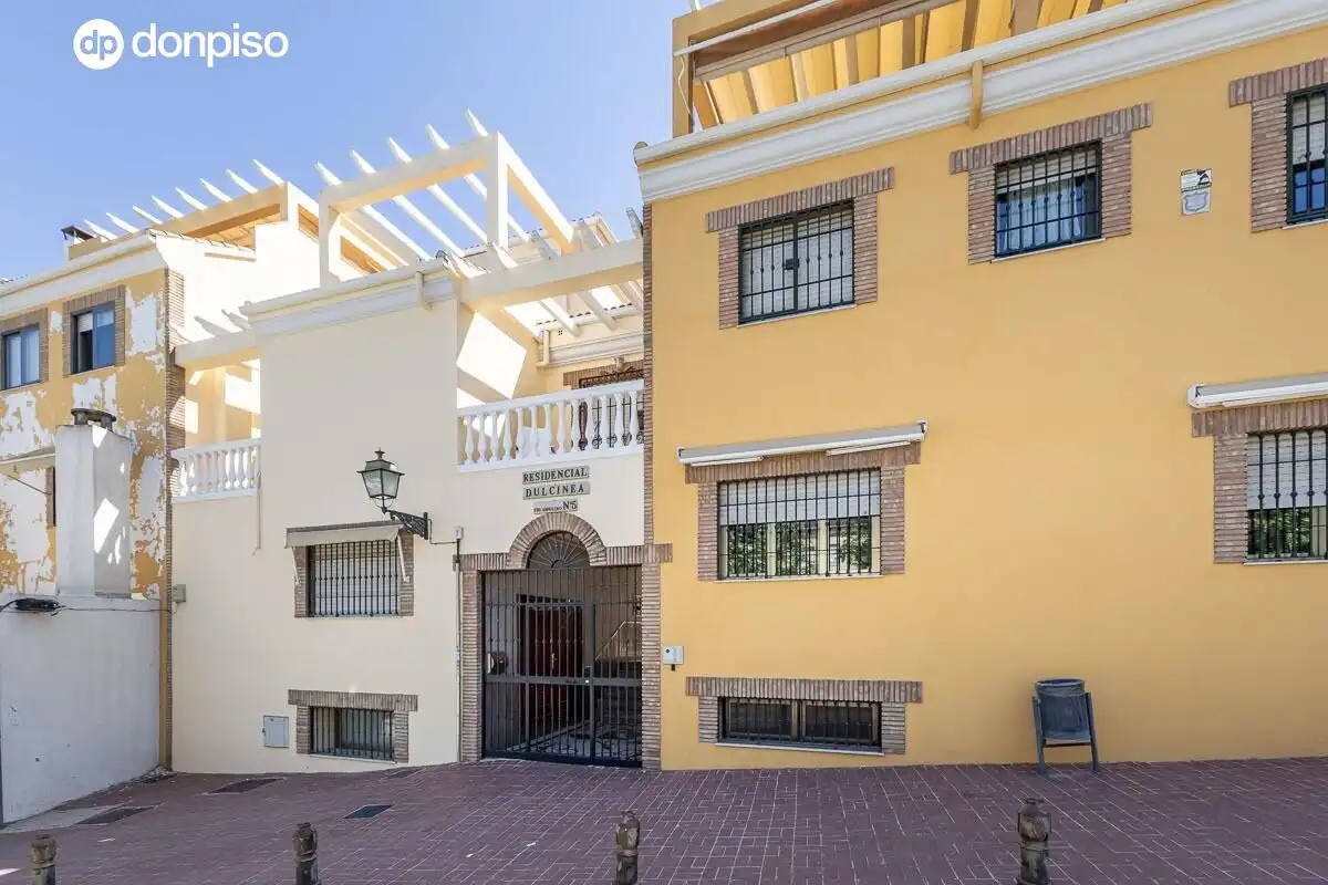 Vista exterior de Casa adosada en venda en Granada amb Aire condicionat i Terrassa