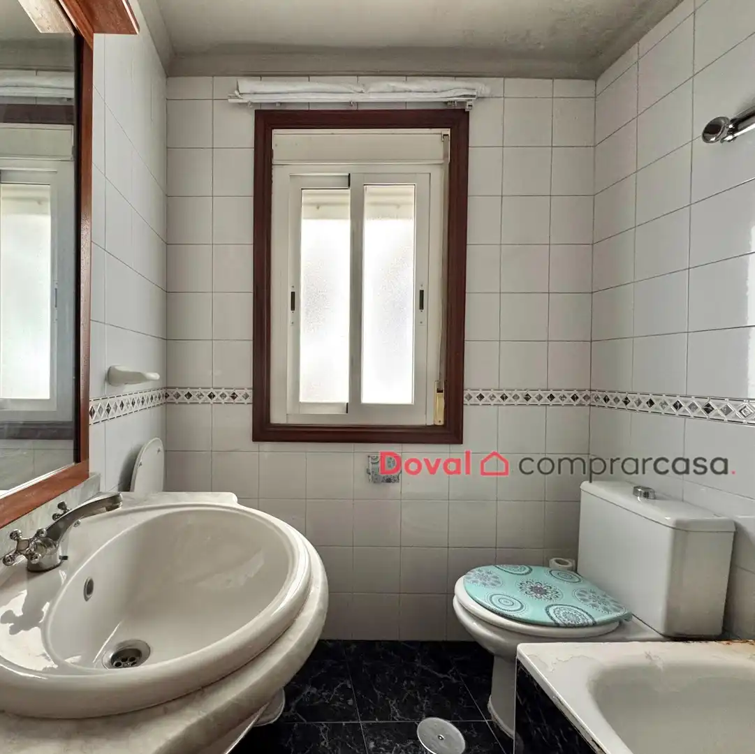 Bathroom of Flat for sale in Vigo   with Parquet flooring