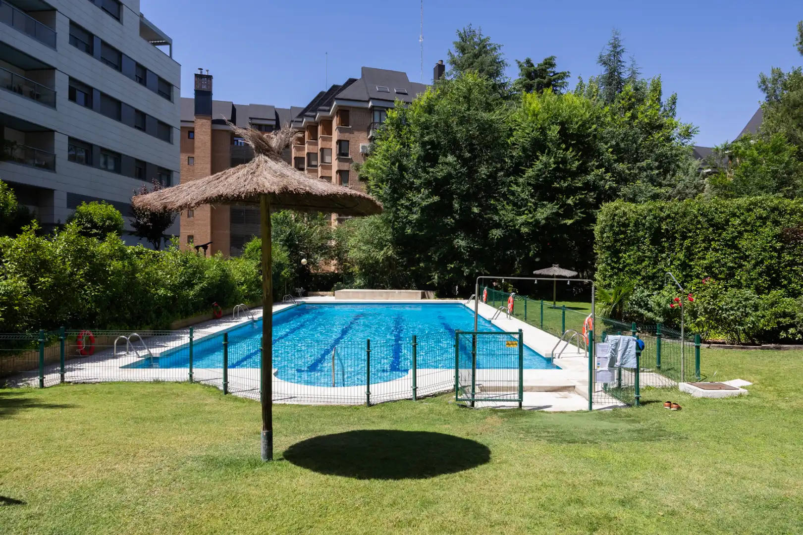 Piscina de Piso en venta en Madrid con Aire acondicionado, Calefacción y Jardín privado