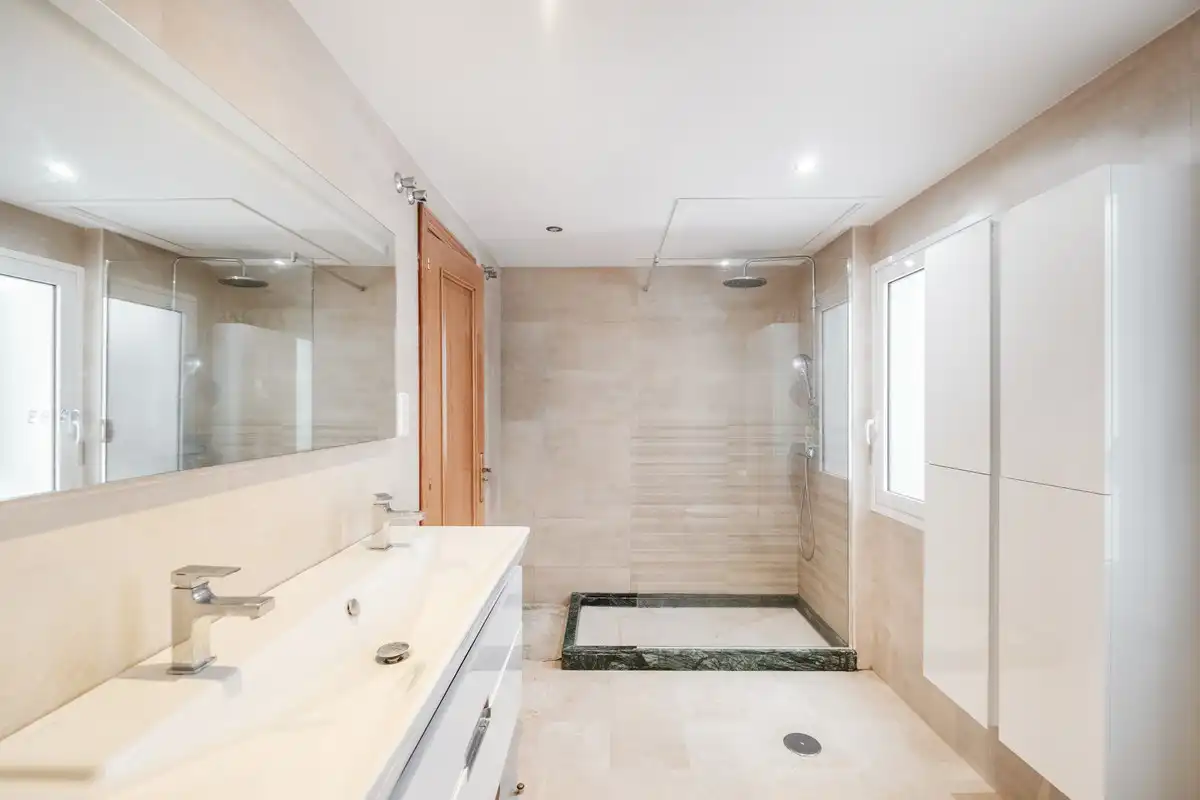 Baño de Piso en venta en Marbella con Aire acondicionado y Terraza