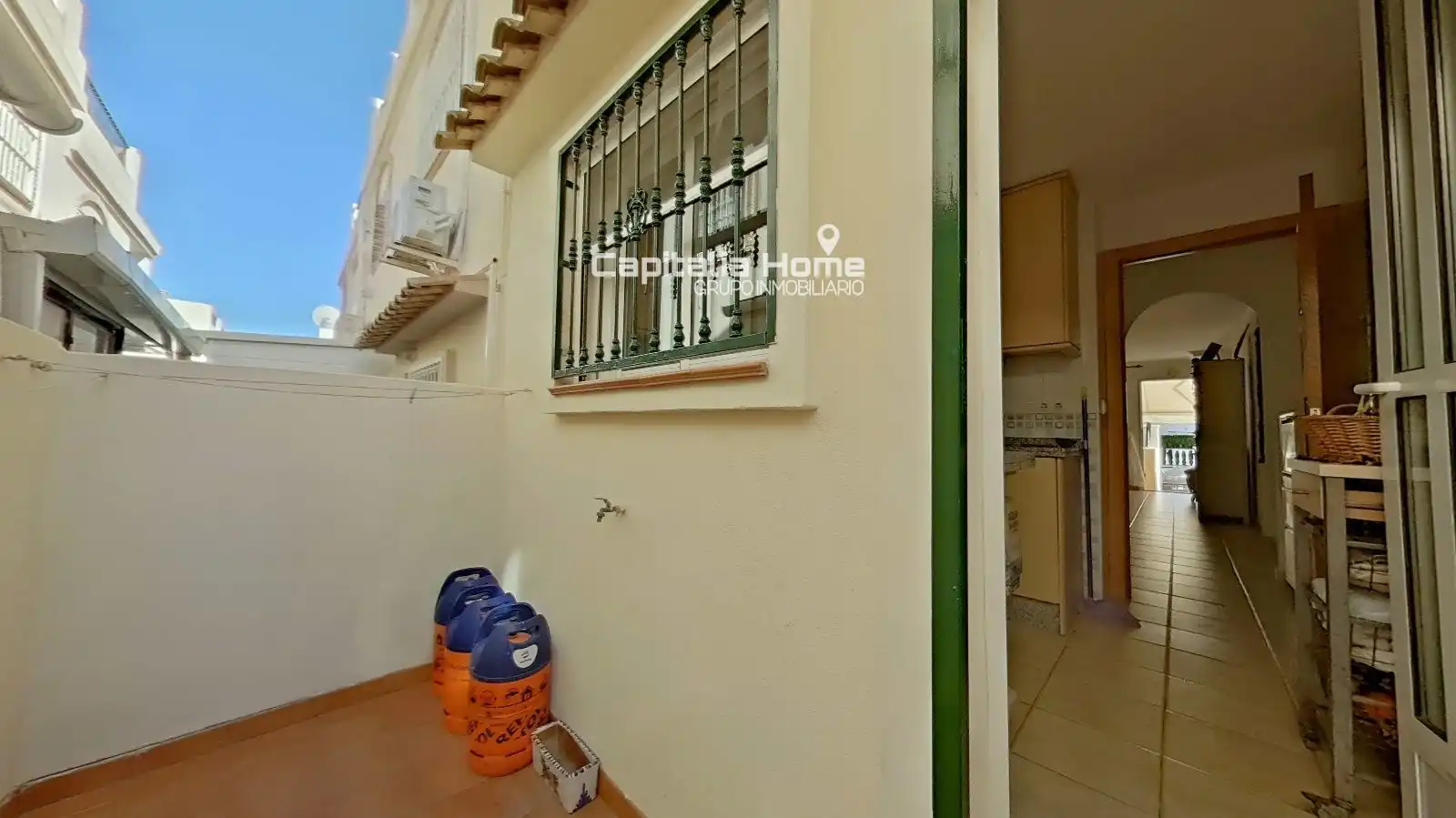 Terrasse von Einfamilien-Reihenhaus zum Verkauf in Santa Pola mit Abstellraum, Schwimmbad und Möbliert