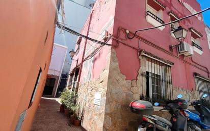 Vista exterior de Casa adosada en venda en Chiclana de la Frontera amb Balcó