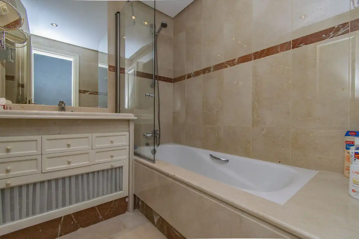 Badezimmer von Dachboden zum Verkauf in Estepona mit Klimaanlage, Terrasse und Möbliert
