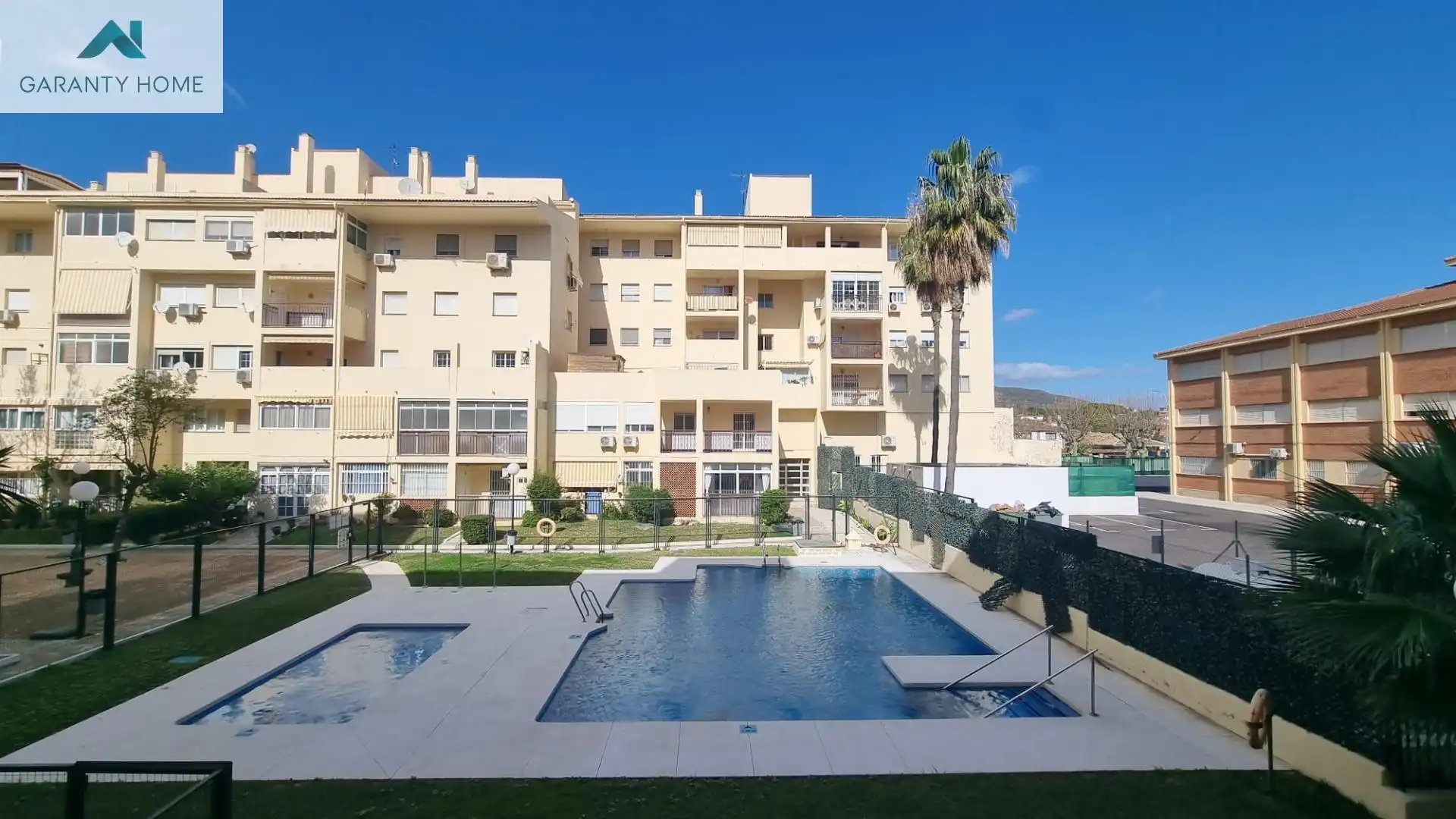Piscina de Pis en venda en Benalmádena amb Jardí privat, Terrassa i Moblat