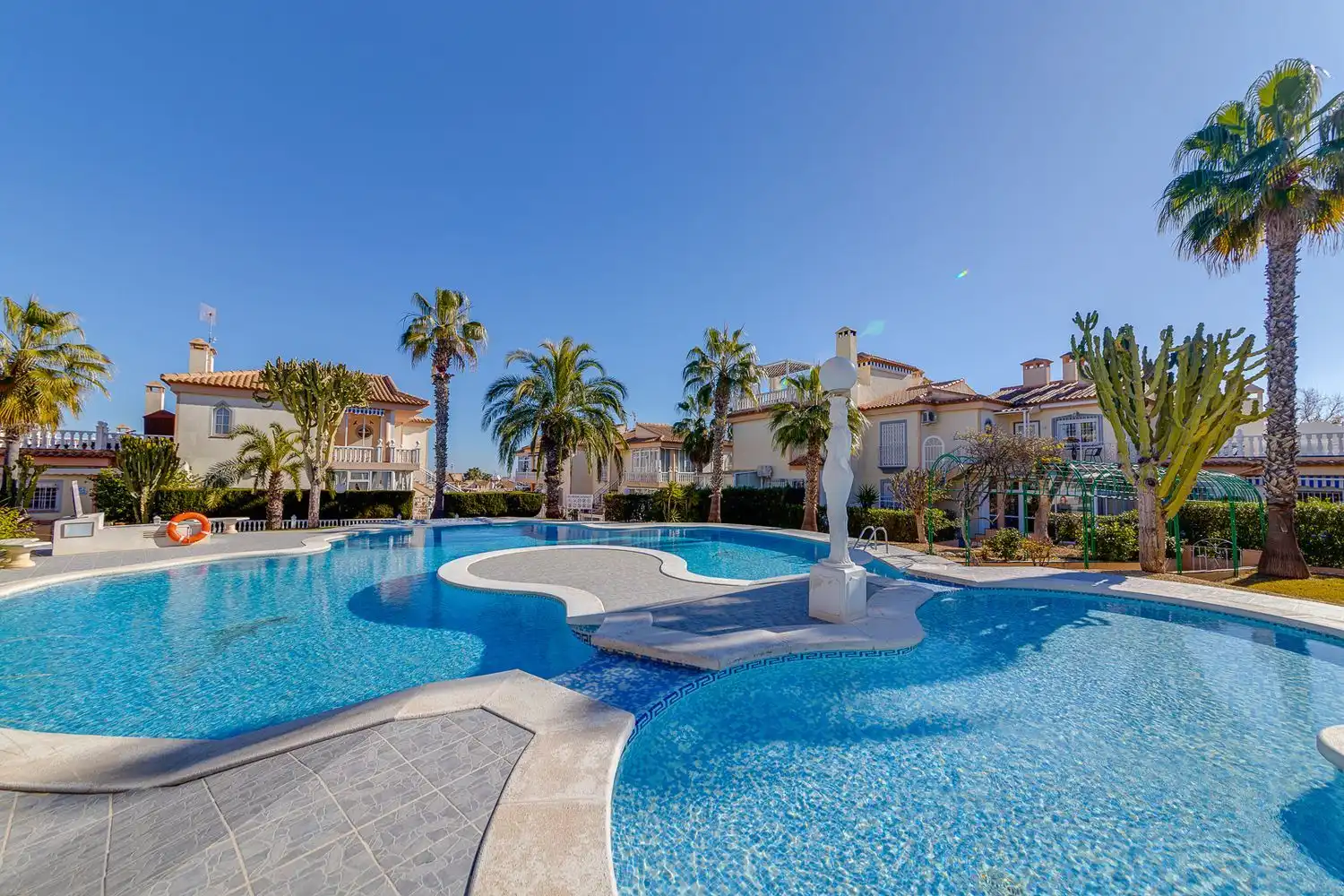 Piscina de Estudi en venda en Torrevieja amb Aire condicionat, Terrassa i Traster
