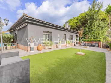 Casa con balcone in vendita a Carrer Carrer Llorens Trias
