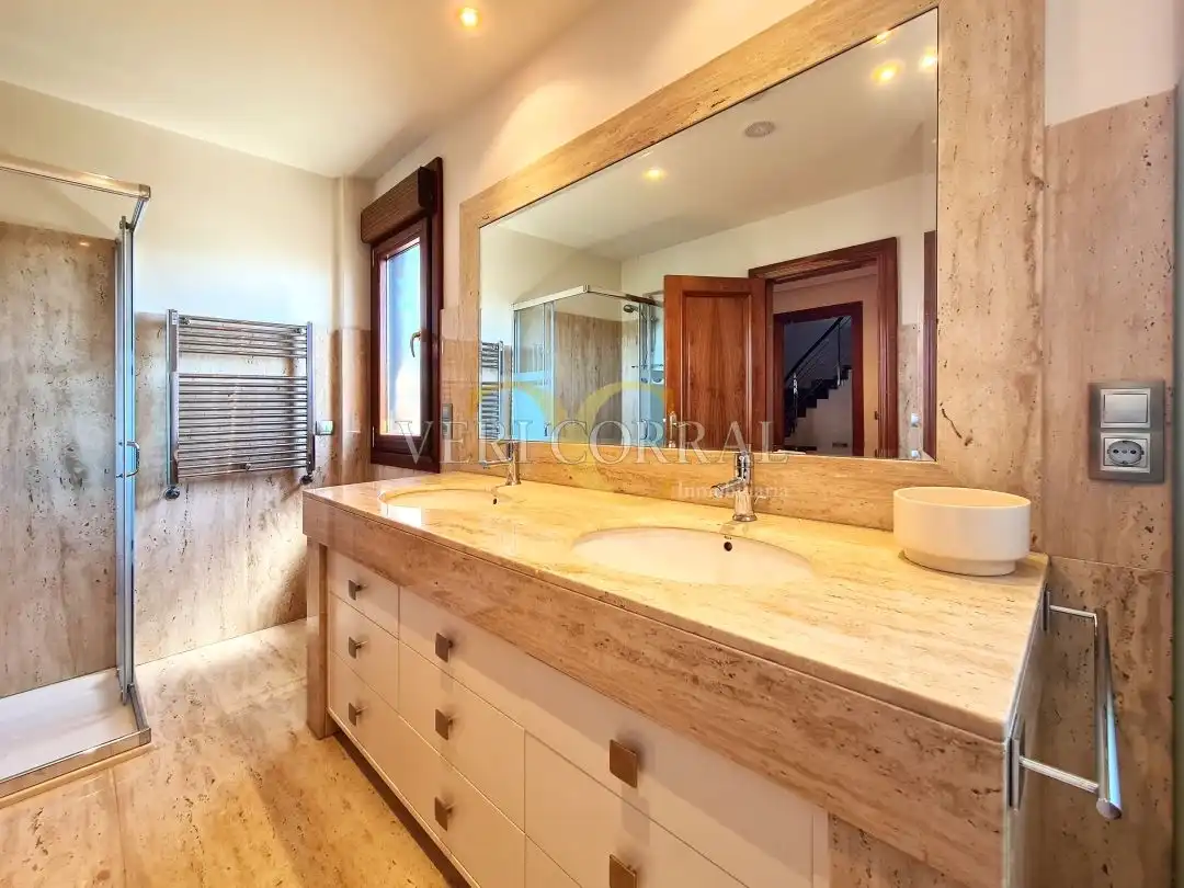 Baño de Casa o chalet en venta en Oviedo  con Calefacción, Jardín privado y Terraza