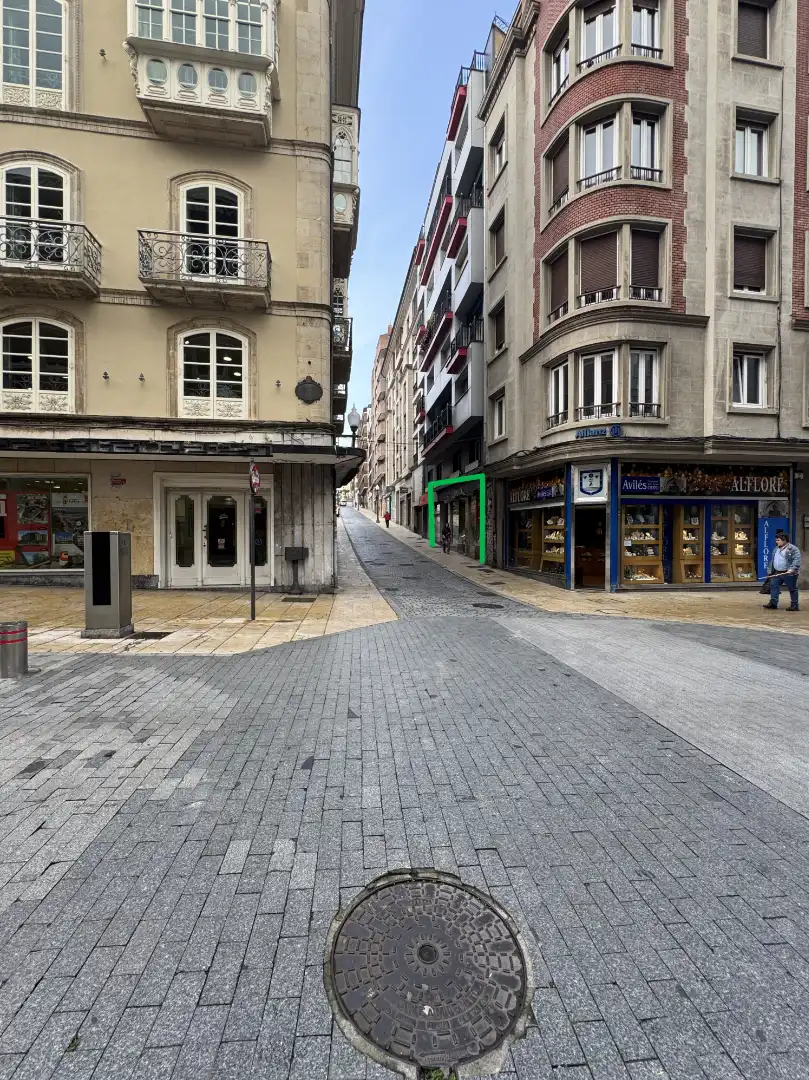 Gewerbefläche zum Verkauf in Calle Cabruñana 2