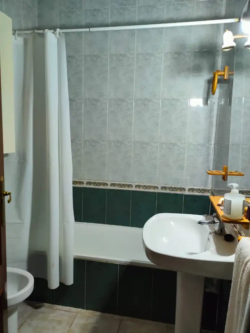 Bany de Casa o xalet de lloguer en Villagarcía de la Torre amb Jardí privat, Piscina i Moblat