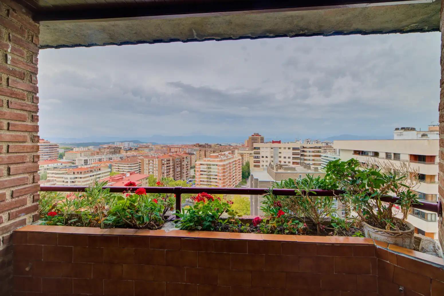 Vista exterior de Piso en venta en  Pamplona / Iruña con Calefacción, Parquet y Trastero