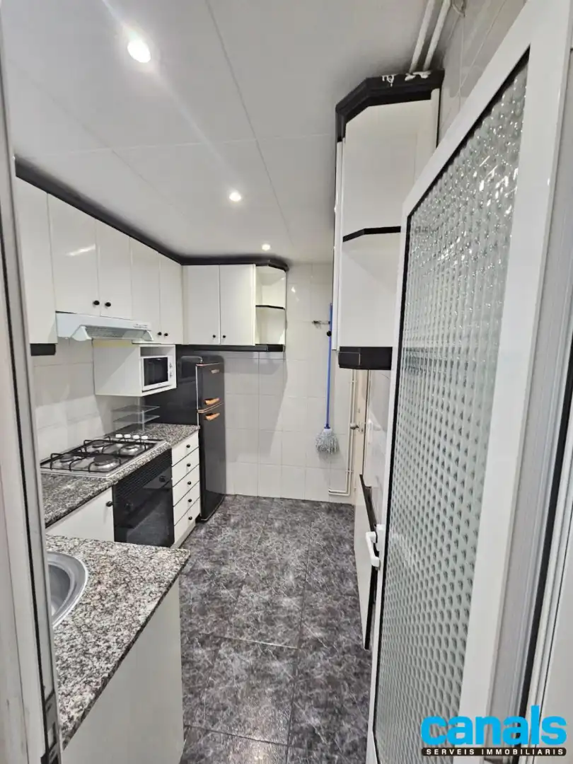 Cocina de Piso en venta en Cerdanyola del Vallès con Calefacción, Horno y Balcón