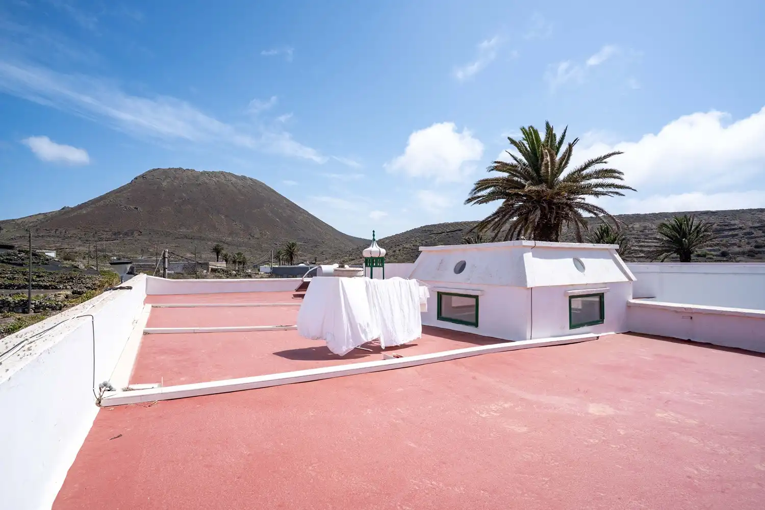 Vista exterior de Casa adosada en venta en Haría con Jardín privado, Terraza y Amueblado