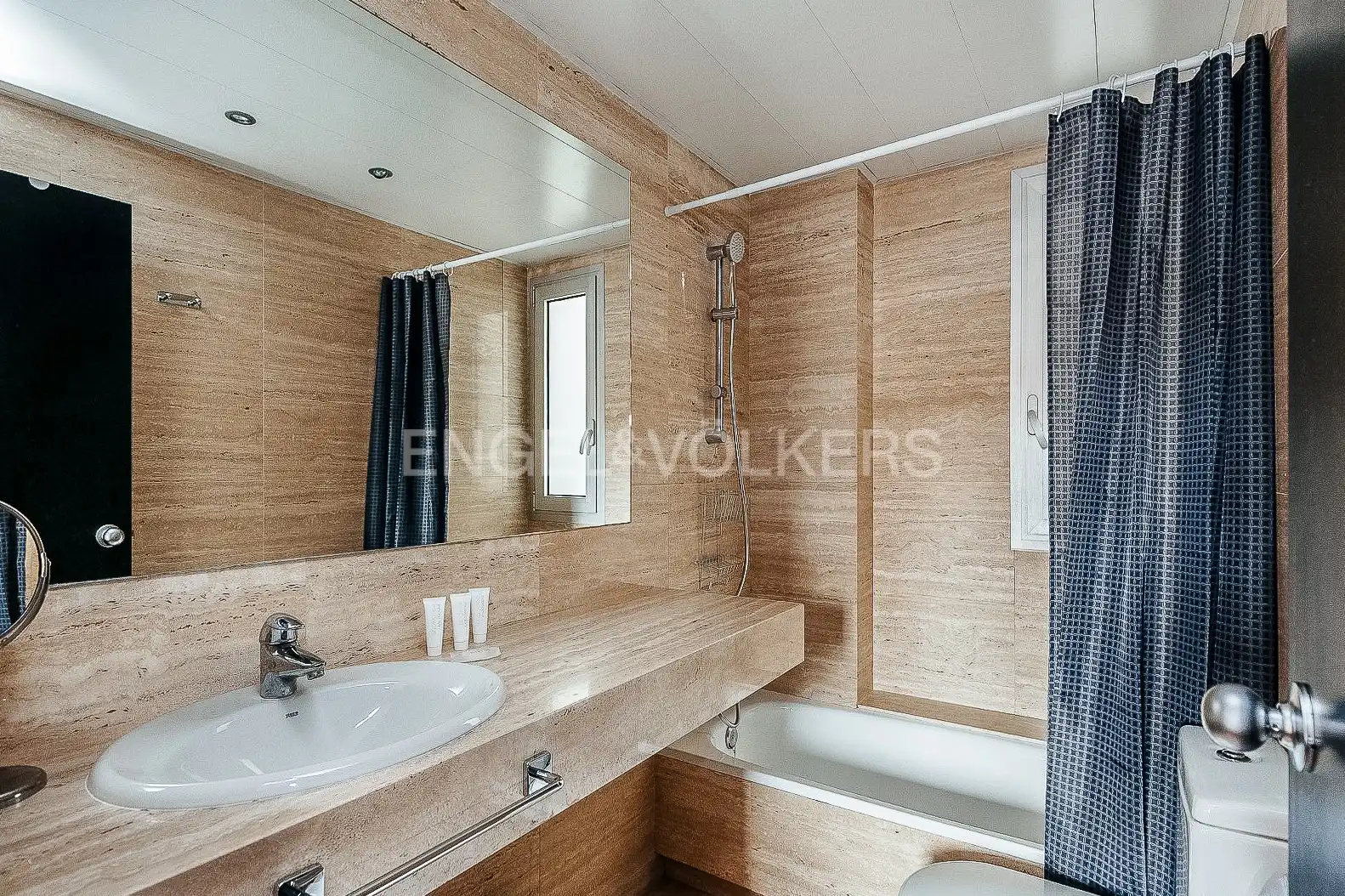 Badezimmer von Wohnung zum Verkauf in Barcelona mit Heizung, Parkett und Möbliert