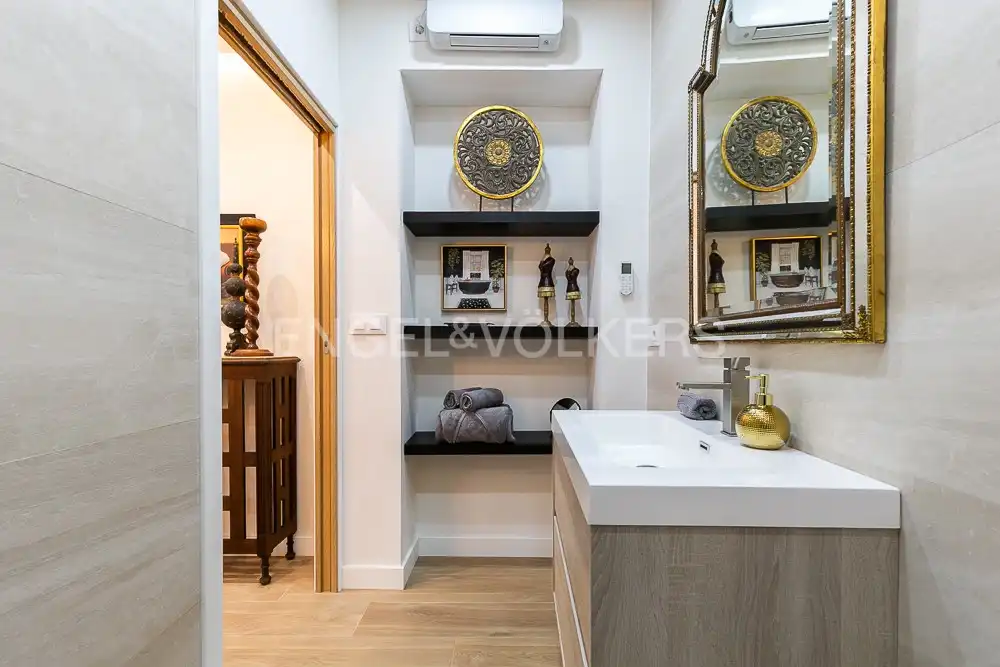 Bathroom of Flat for rent in Valencia  with Air Conditioner, Heating and Furnished