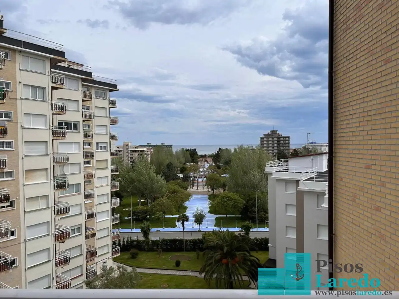 Vista exterior de Pis de lloguer en Laredo amb Terrassa, Moblat i Piscina comunitària