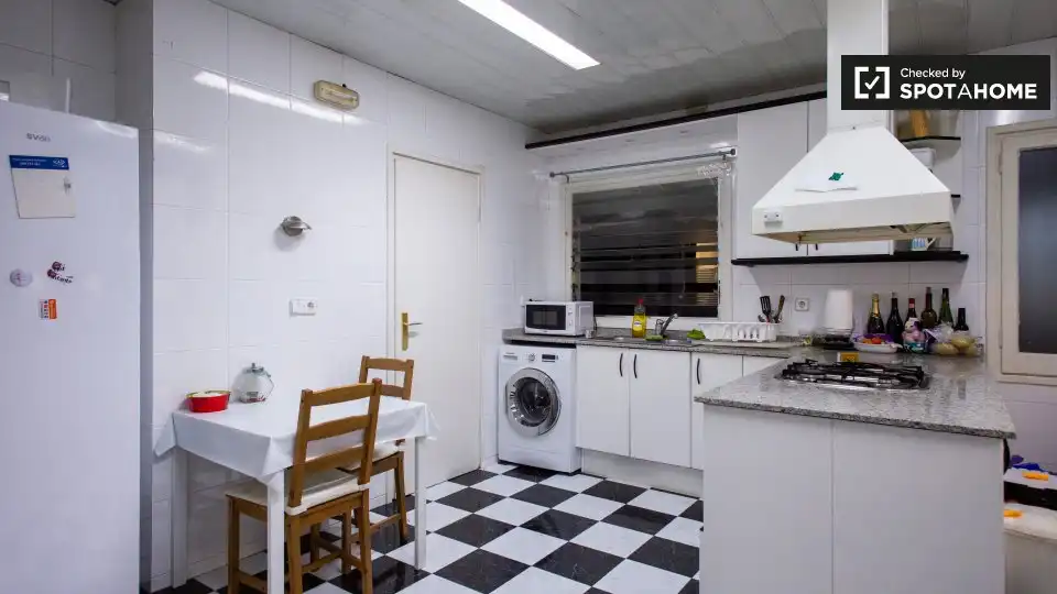 Cuina de Pis per a compartir en Barcelona amb Aire condicionat, Calefacció i Moblat