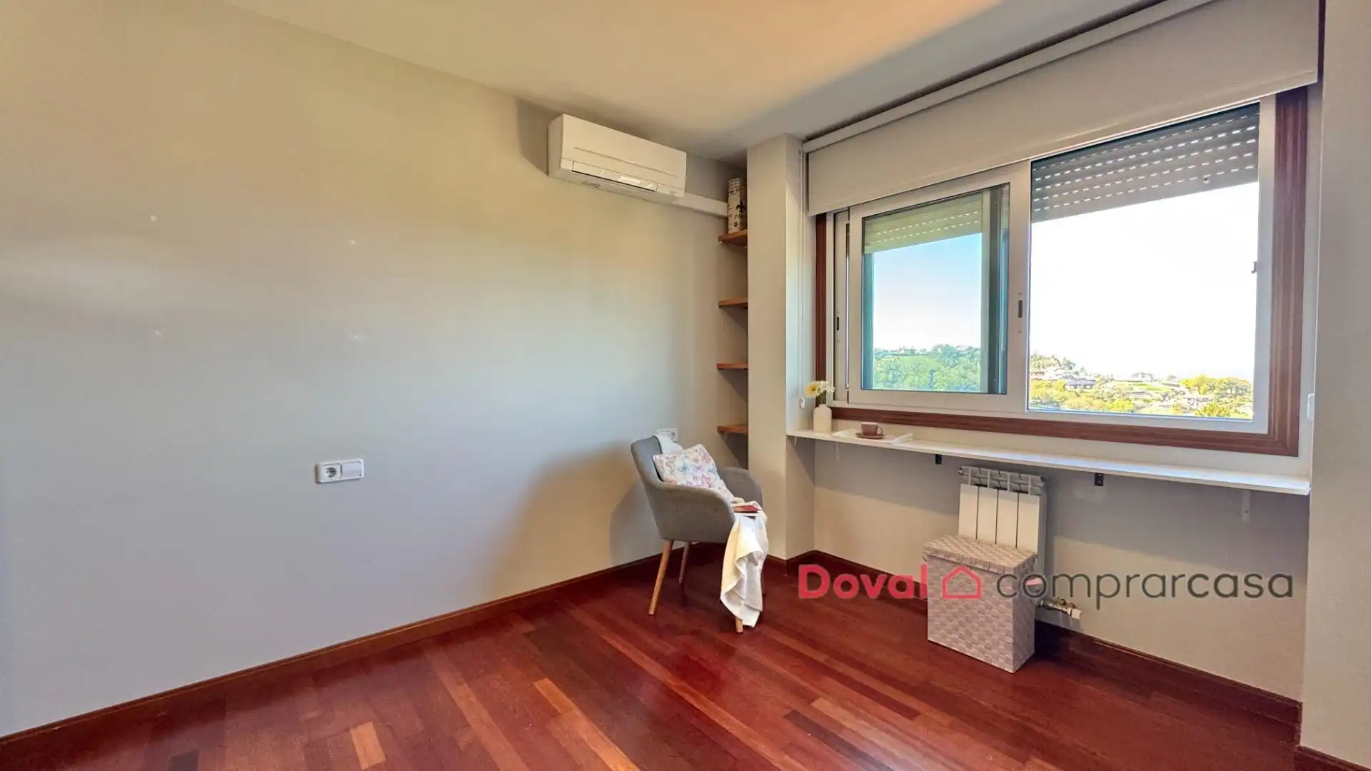 Dormitori de Casa o xalet en venda en Vigo  amb Aire condicionat, Calefacció i Jardí privat