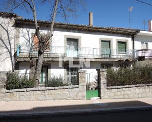 Vista exterior de Casa o xalet en venda en Las Navas del Marqués  amb Jardí privat