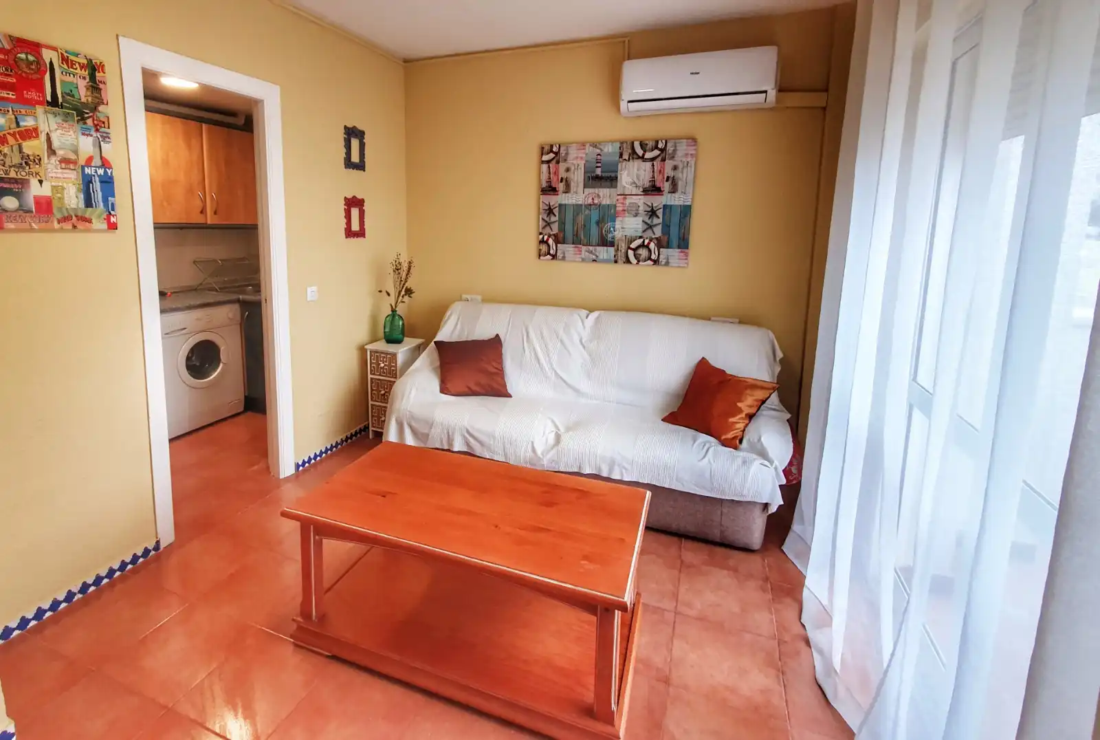 Sala d'estar de Casa adosada de lloguer en Benalmádena amb Aire condicionat, Calefacció i Jardí privat